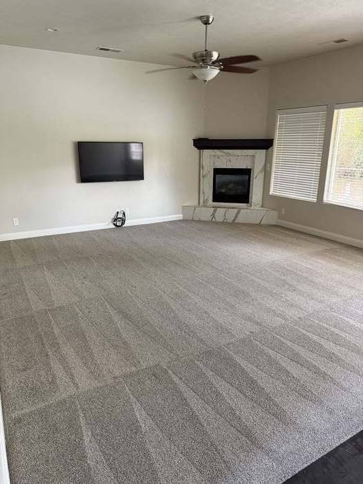 Spotless carpeted living room ready for a new tenant after a move-out cleaning
